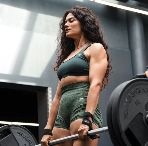 Néfélie en séance de musculation, soulevé de terre à la salle